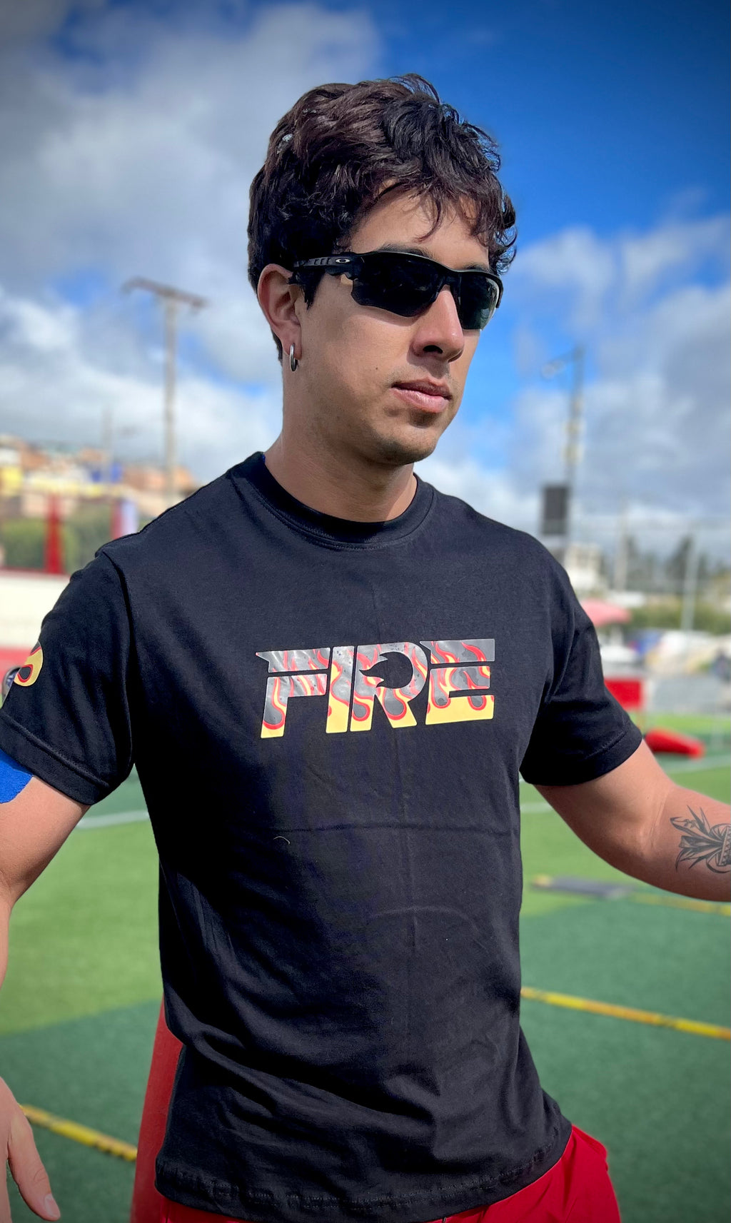 Camiseta Clásica Negra Logo FIRE Dorado - Hombre