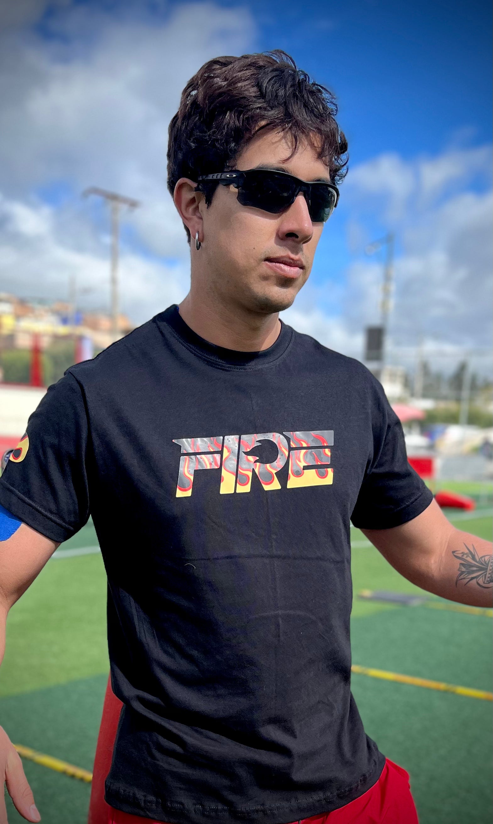 Camiseta Clásica Negra Logo FIRE Dorado - Hombre