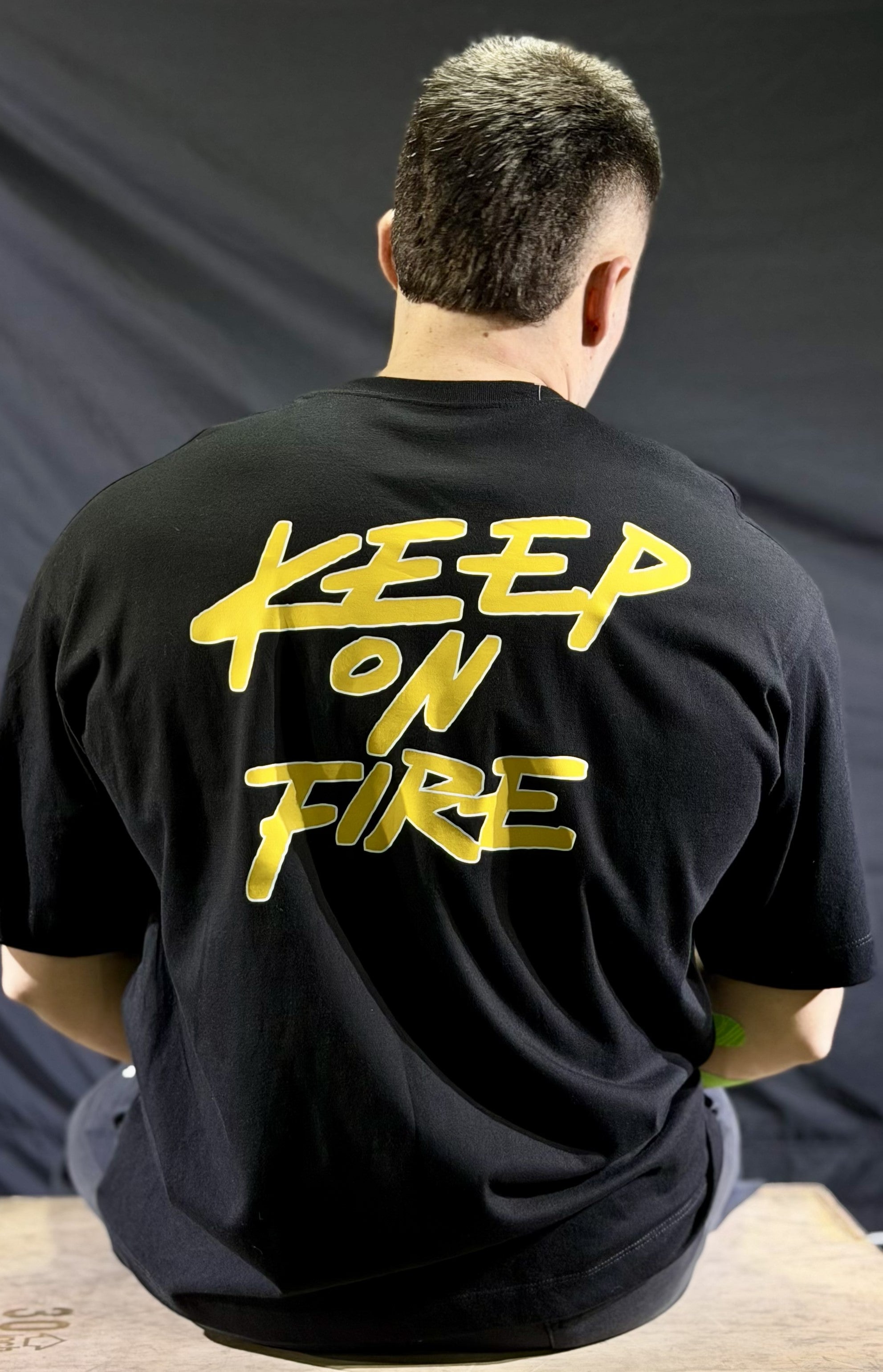 Camiseta Oversize Keep On Fire Negra - HOMBRE